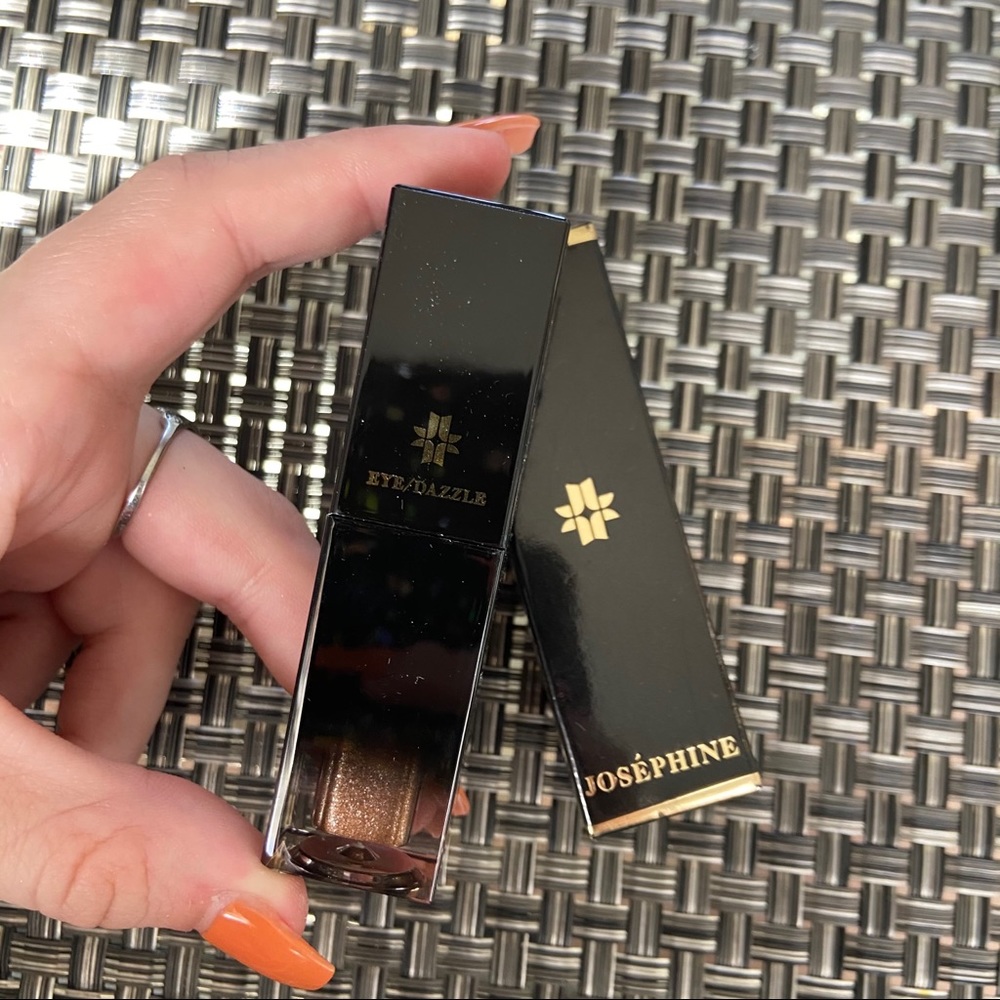 Josephine “leona” eye dazzle metallic eyeshadow
